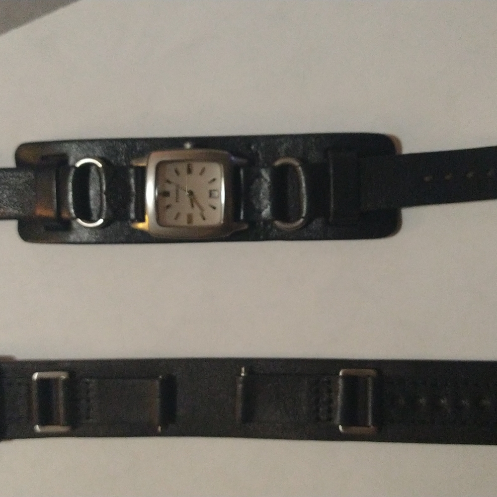 Unisex fossil watch with leather band plus extra band with it